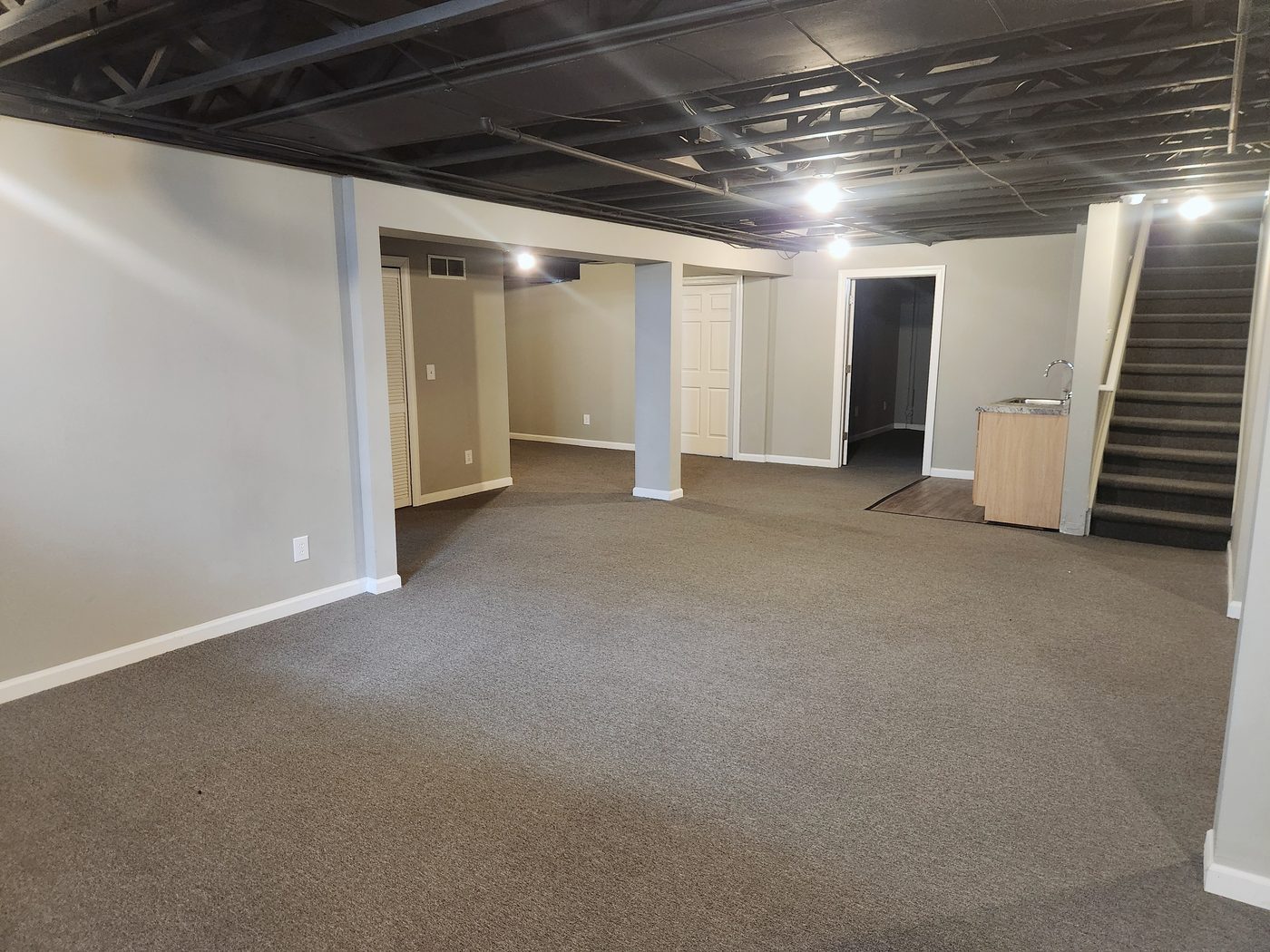 Finished basement with wet bar